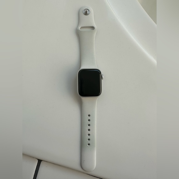 USED Series 6 Apple Watch 40 MM.
